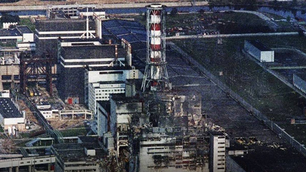 Чернобыльская АЭС. Съемка проведена 9 мая 1986 года, две недели спустя после аварии.