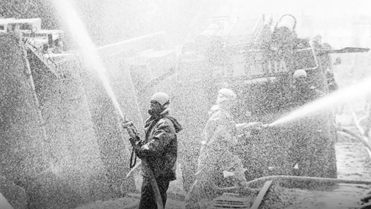 Обработка территории Чернобыльской атомной электростанции дезактивирующим раствором.