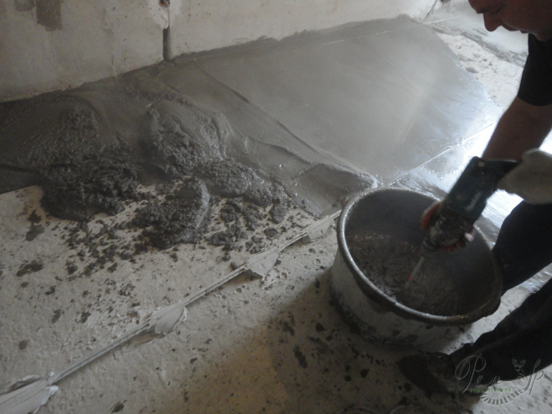 Замешивание пескобетона в тазу