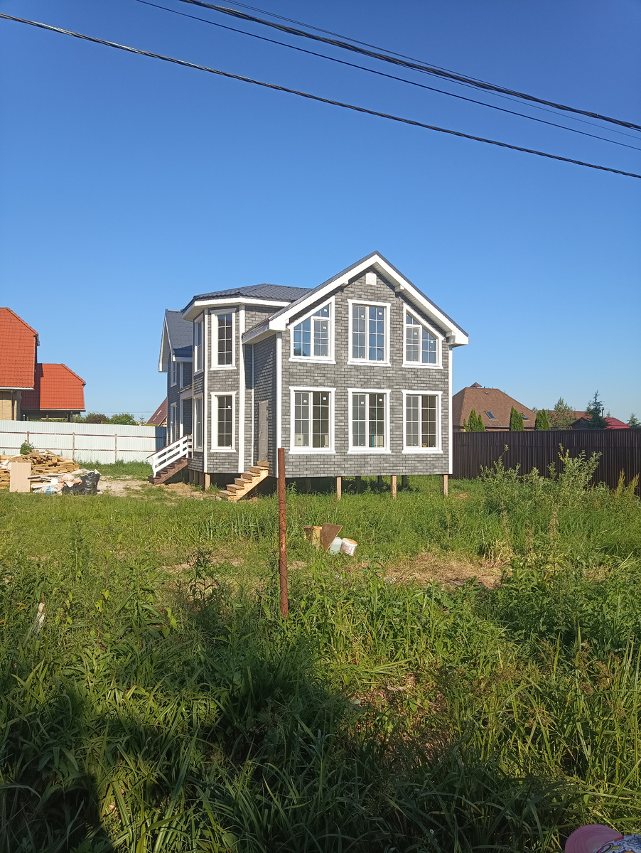 Справа, где виден кустарник, самая влажная часть участка.