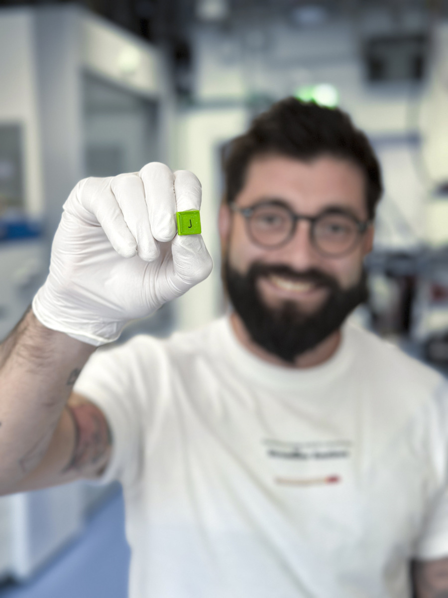 Учёный ISTA и первый автор исследования Хуан Карлос Собарзо демонстрирует образец, изготовленный из полидиметилсилоксана (PDMS)    
 Фото: ISTA  📷
