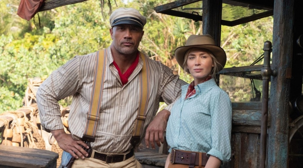     Дуэйн Джонсон и Эмили Блант, кадр из фильма «Круиз по джунглям» (2021)
