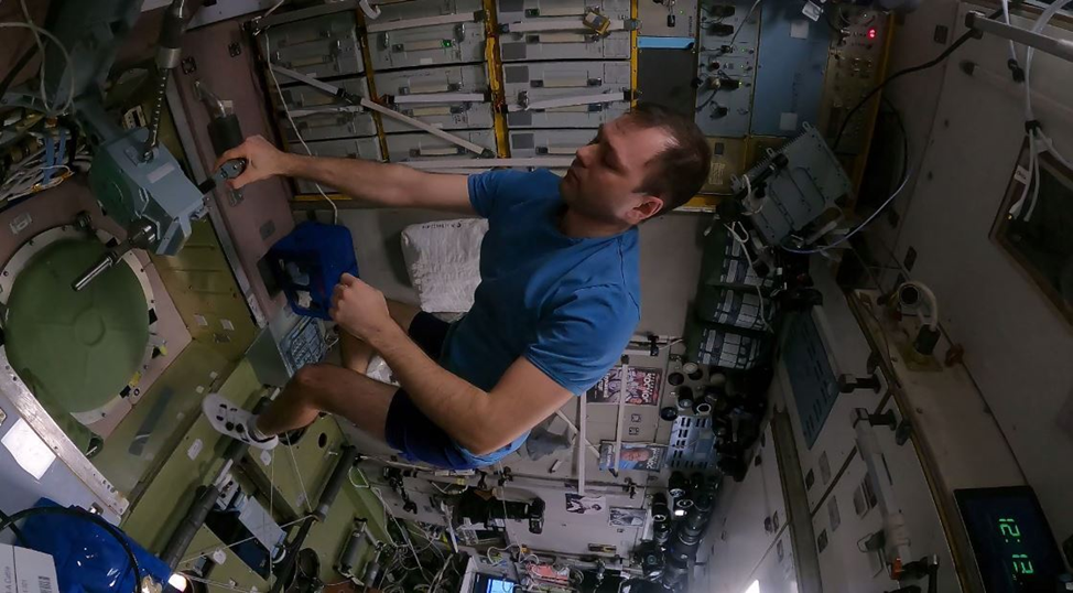 Занятия на велоэргометре. Фото: Роскосмос