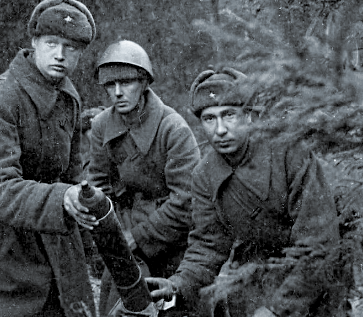 Минометчики РККА на боевой позиции в лесном массиве.