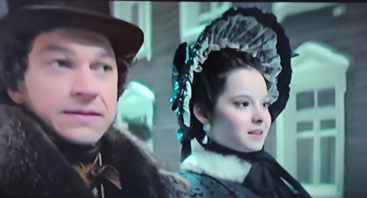 Натали и Александр сегодня всю серию были заняты поиском денег. 