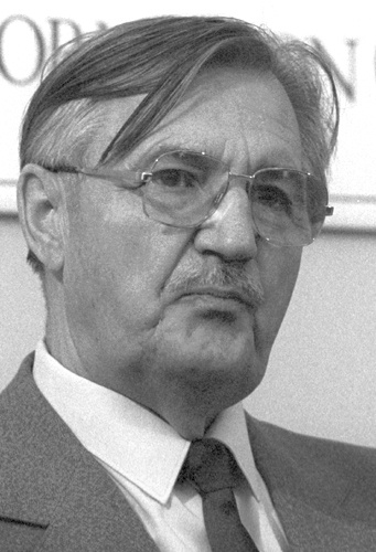 Валентин Иванович Варенников (15 декабря 1923, Краснодар — 6 мая 2009, Москва) — советский и российский политический и военный деятель, генерал армии (1978). Ветеран Великой Отечественной и Афганской войны. Герой Советского Союза (1988). Лауреат Ленинской премии. Участник Августовского путча, выступивший на стороне ГКЧП