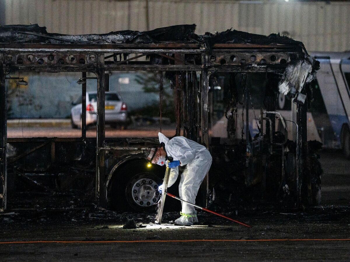    Сгоревший автобус в Тель-Авиве© Getty Images / picture alliance/Ilia Yefimovich