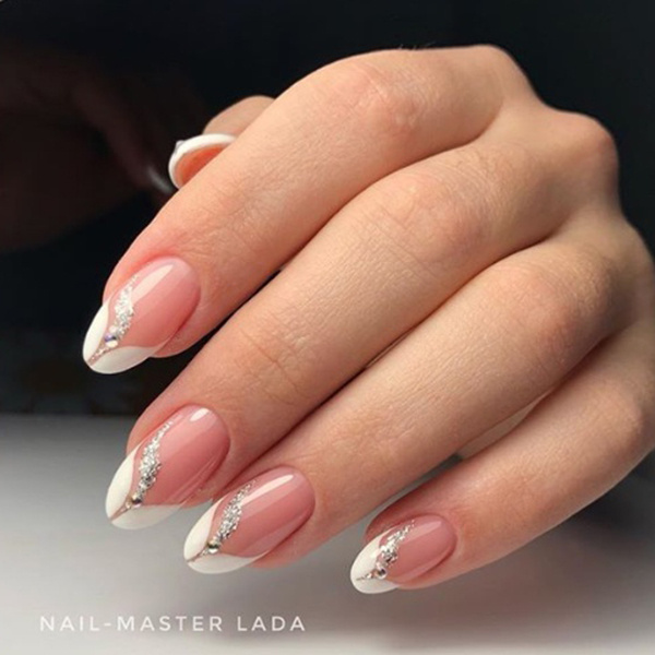 нежный френч с изысканными стразами