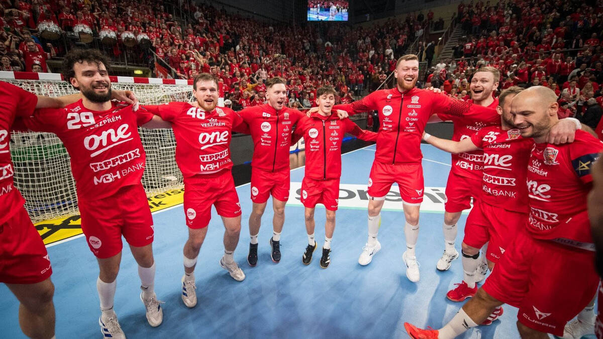    Гандболисты "Веспрема" празднуют трудовую победу