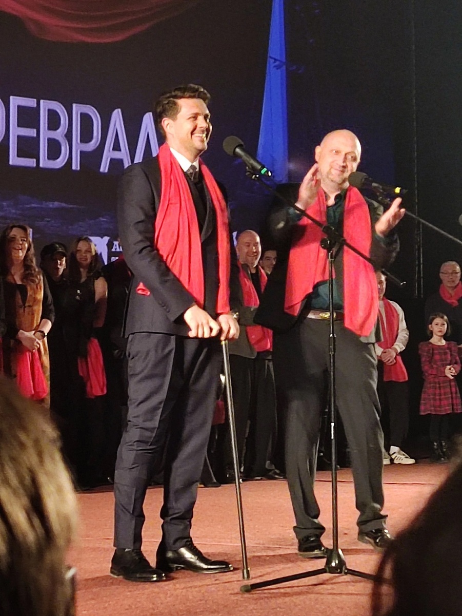    На светскую премьеру фильма «Красный шелк» Милош Бикович пришел с тростью