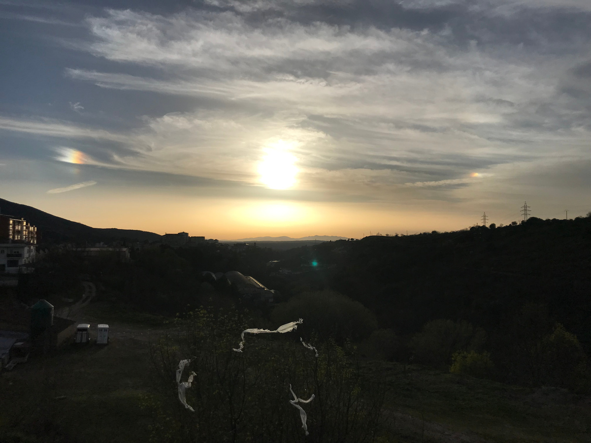 Еще на этих фотографиях можно увидеть слоистые и перистые облака