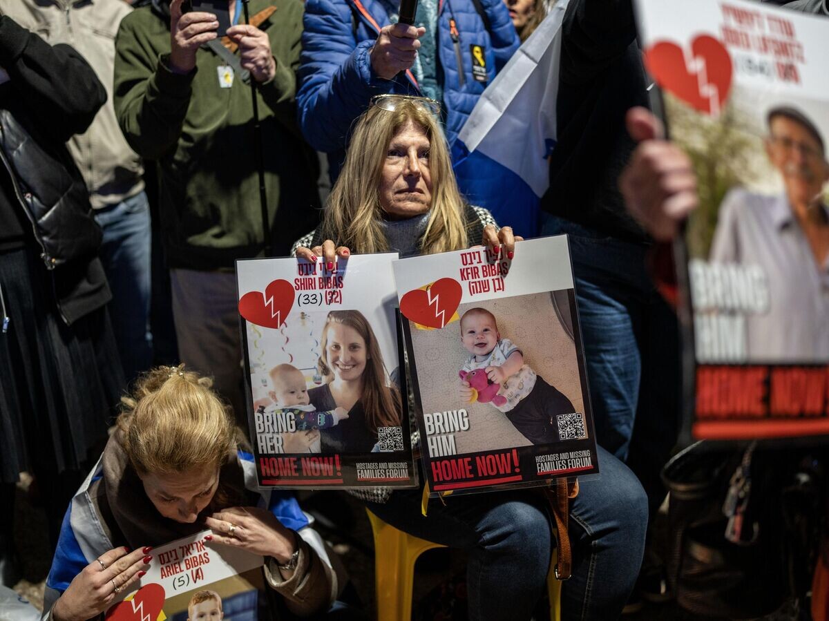    Женщина держит в руках портреты погибших израильских заложников© Getty Images / picture alliance