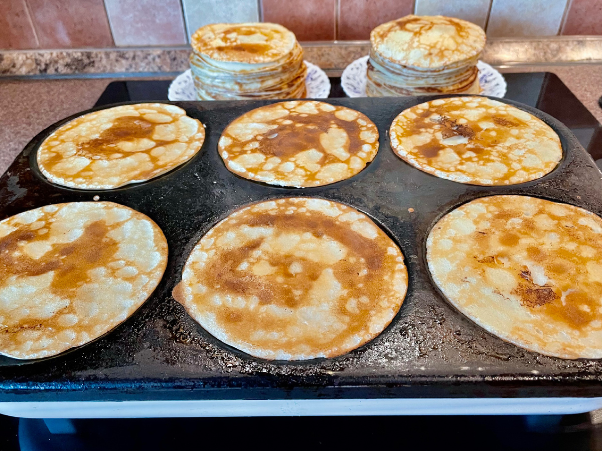 Блины пекутся на блиннице