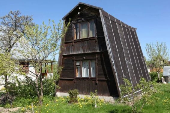 Старый дом под рубероидом