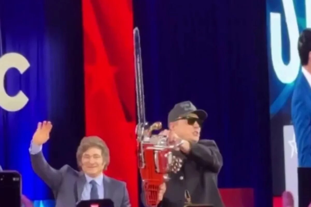    Президент Аргентины Милей подарил Маску бензопилу