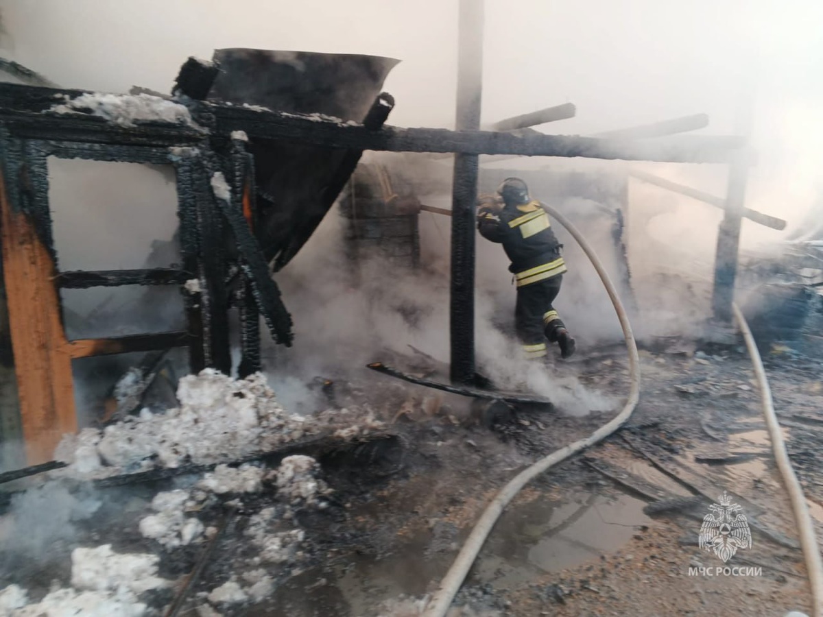     При пожаре в Абанском районе едва не взорвалась дюжина газовых баллонов