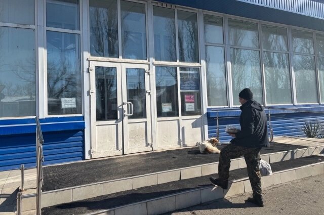    Мужчина ждал сотрудницу Татьяну, чтобы поздравить с Днём рождения! Фото:  АиФ/ Мариам Папахчян