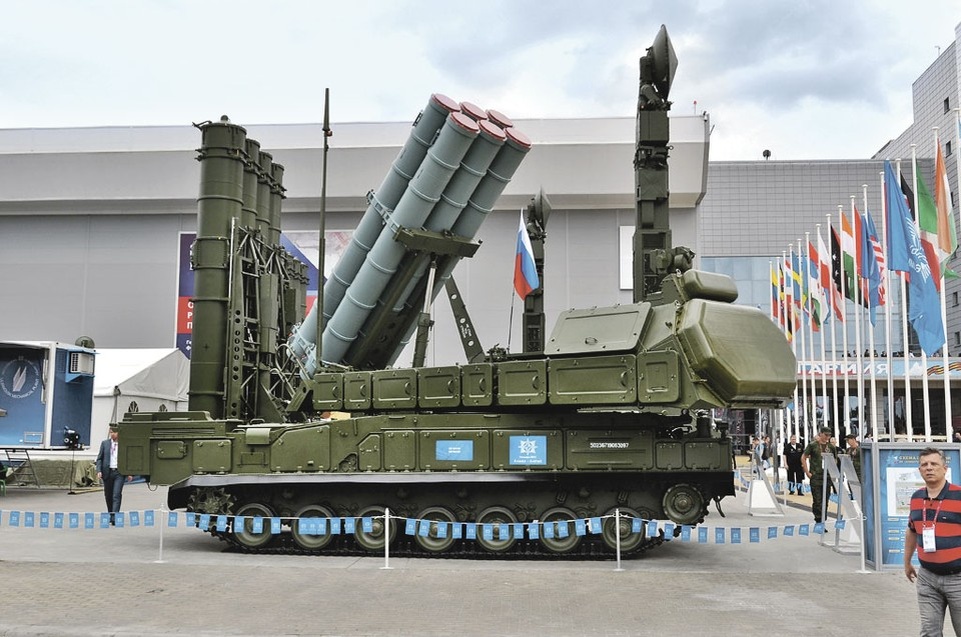    Ракетно-зенитный «Бук-М3» приспособился щелкать реактивные снаряды американского «Хаймарса» как орехи. Алексей СТЕФАНОВ