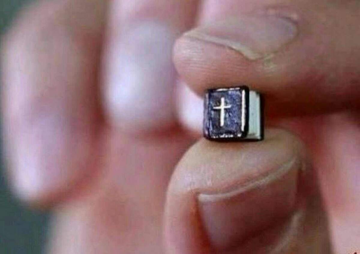 Самая маленькая в мире Библия, 878 страниц, весом всего 20 грамм. Хранится в Матенадаране, город Ереван, Армения.