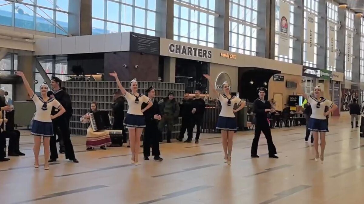     В аэропорту Красноярска устроили мини-концерт в честь 23 февраля