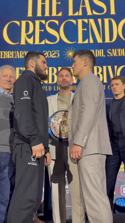 Момент битвы взглядов Бивола и Бетербиева