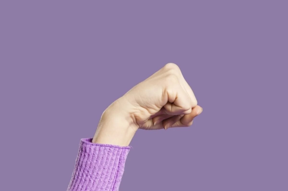    Женщина наносила ребёнку удары по лицу, рукам и ногам, хватала дочь за волосы и била головой об стол