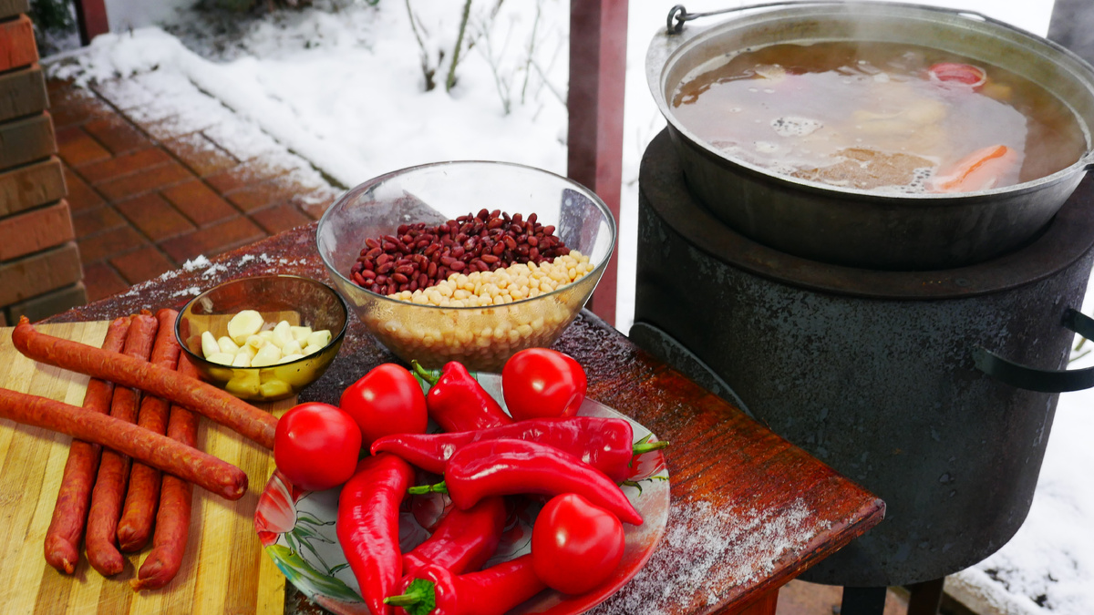 Всех приветствую.
Готовим боб гуляш в казане на костре.
Блюдо выбрано, с определённым замыслом, чтоб ввести в его состав,
свиную рульку. Это будет еще один вкусный способ, приготовления
рульки. Отварное мясо рульки замечательно вписывается во вкусовой
букет блюда., где присутствуют, копчености, тесто, овощи. Много секретов раскрыл, пока хватит будет не интересно смотреть.
Приглашаю всех завтра на видео приготовление.
Премьера начнется в 16. 45.

