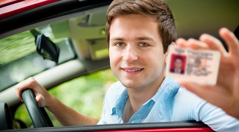 парень получил водительские права