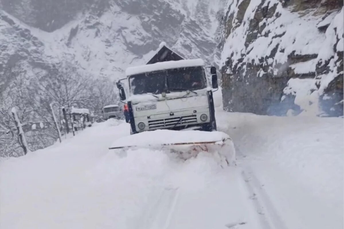    Лавина заблокировала 14 населённых пунктов приграничного района Дагестана