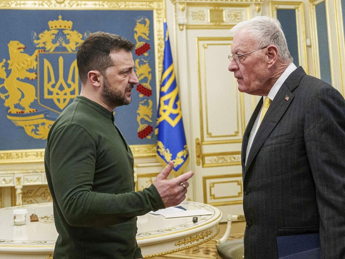 Кит Келлог и Владимир Зеленский во время встречи в Киеве© AP Photo / Evgeniy Maloletka