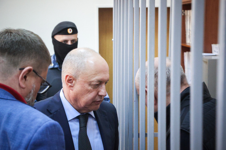    Адвокат Александр Нарышкин (в центре на фото).   
Фото: «БИЗНЕС Online»