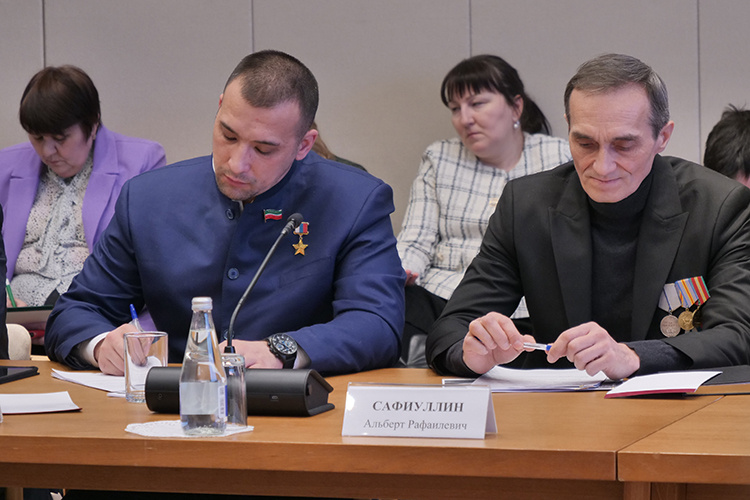    Расим Баксиков рассказал, что в проекте «Батырлар» могут участвовать не только жители республики, но и представители других регионов. «Как говорится, неважно, где родился, — в Татарстане пригодился», — подчеркнул депутат