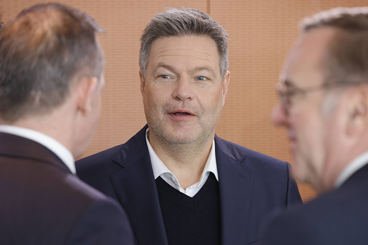    «В том-то и проблема, что как раз такой устоявшийся подход к развитию собственных земель провалила уходящая правящая коалиция ФРГ и в первую очередь министр экономики и охраны климата Роберт Хабек».   
Фото: © IMAGO/M. Popow / www.imago-images.de / www.globallookpress.com