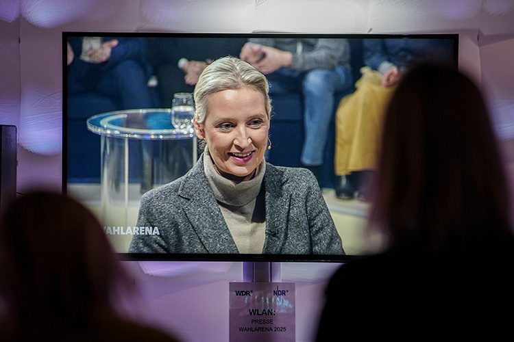    «Вернемся к Алисе Вайдель. Ее активное участие в избирательной кампании показывает, что она, если и не рукопожатная, то, по крайней мере, „голосопожатная“. С ней открыто дискутируют».   
Фото: © Kay Nietfeld / dpa / www.globallookpress.com