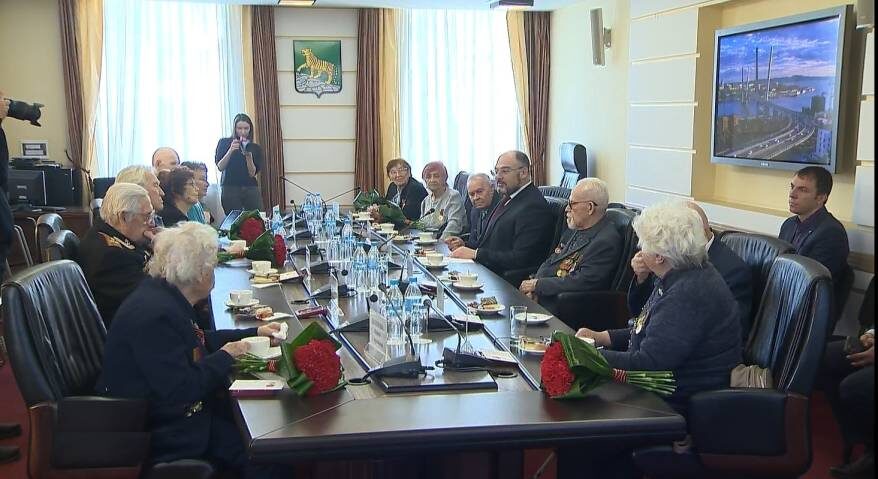 Ветеранам во Владивостоке вручили юбилейные медали "80 лет Победы" 