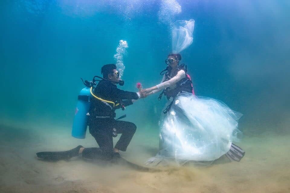 Свадьба под водой в открытом море