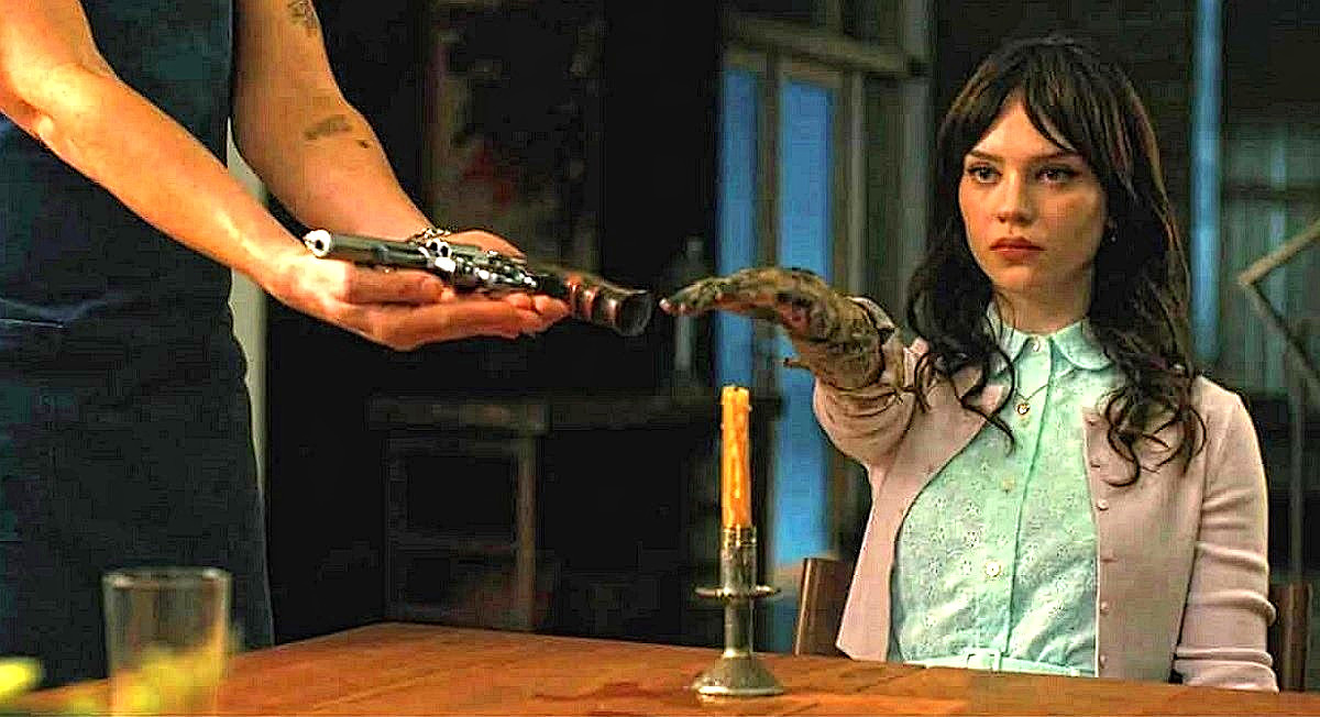 Не везёт в последнее время героиням Софи Тэтчер в хождении по гостям. Недавно в "Еретике" ни за что страдала, теперь вот здесь. 