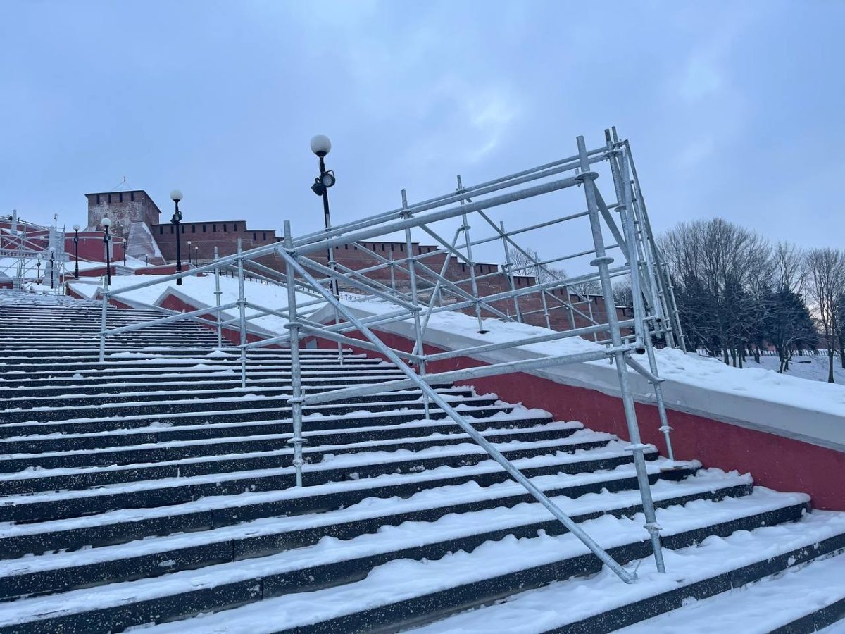    Там возводят специальную конструкцию, которая не будет касаться самой лестницы