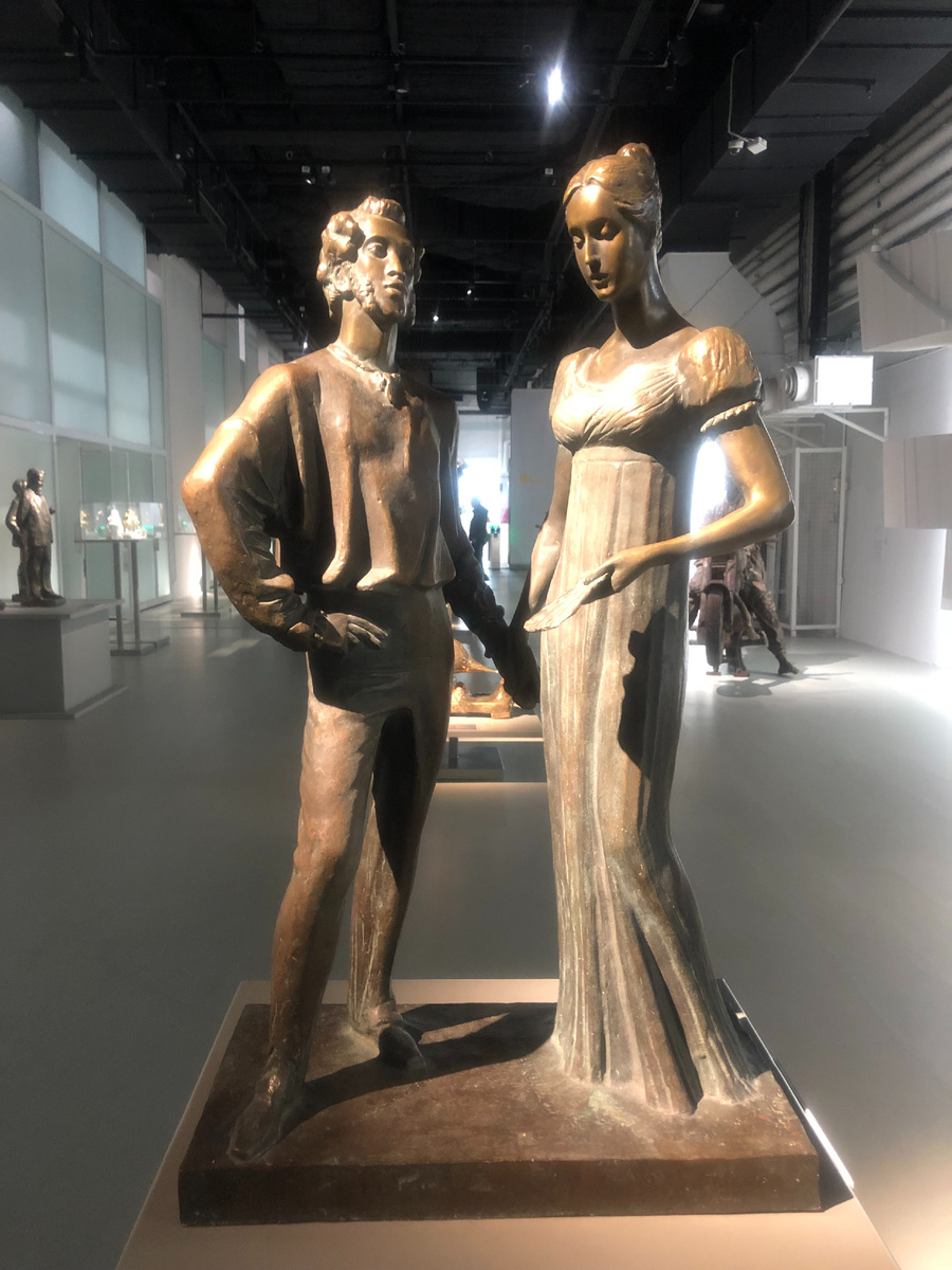 Скульптура на выставке в Зарядье." Пушкин и Натали"