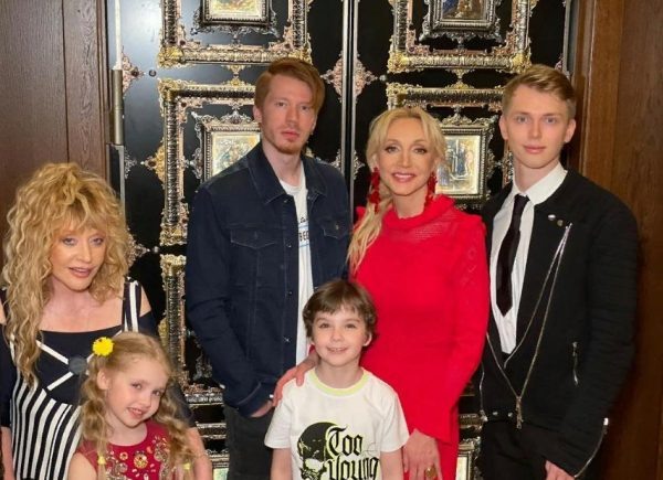    Звездная династия раскололась на два лагеря, фото: calend.ru