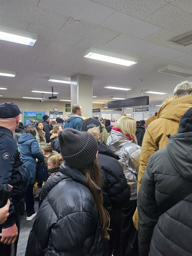 Сейчас пассажирам международных рейсов можно только посочувствовать - давка и очереди, очень неудобно / фото: Vostok.Today