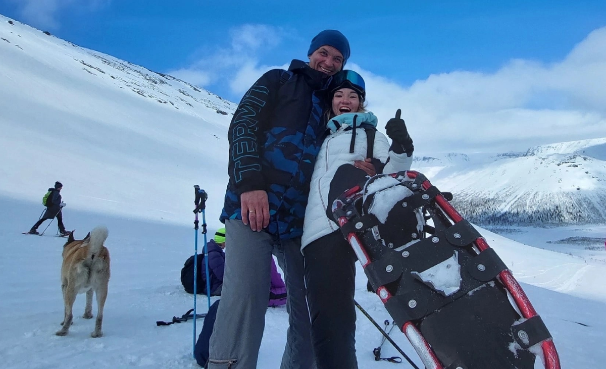 Веселая туристка демонстрирует рамный снегоступ