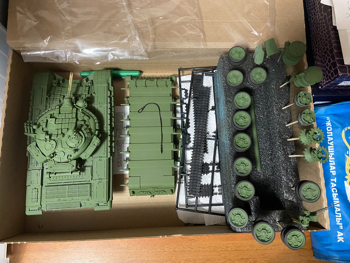 В процессе сборки стендовой модели российского оснвоного боевого танка Т-72Б с комплектом динамической защиты "Контакт-1". Масштаб 1/35. Производитель "Звезда". Фото из личного архива автора, © 2025 год