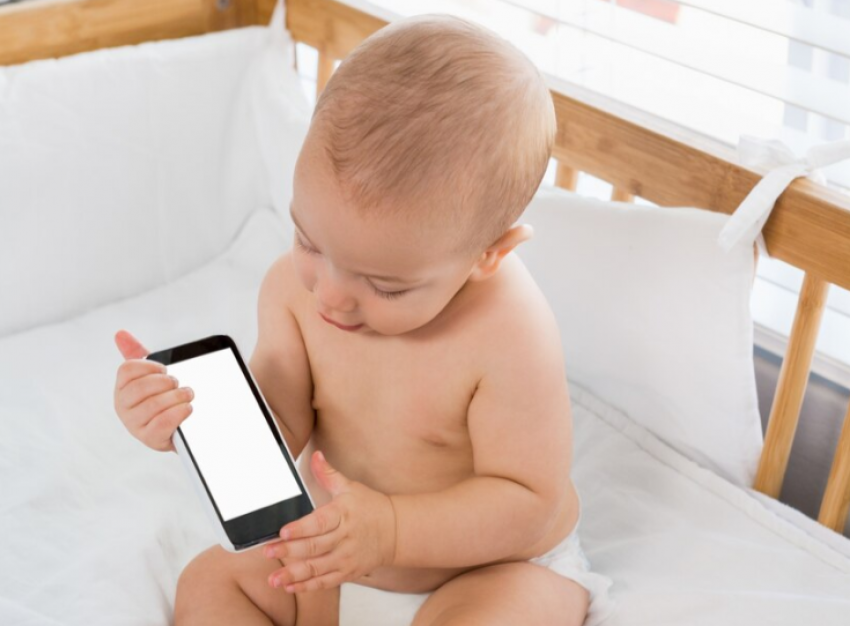 Чиновники хотят запретить смартфоны для детей до 2-х лет. Что думают психологи?