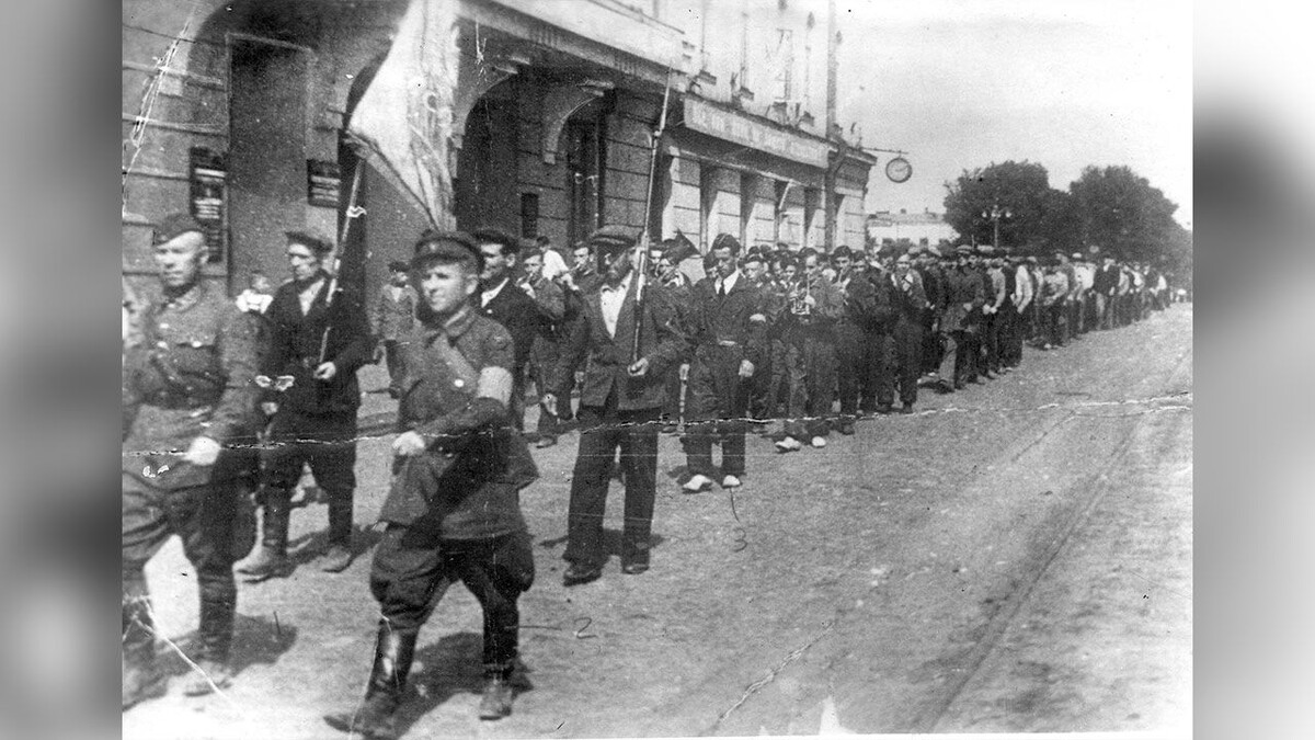 Колонна народного ополчения Свердловского района г. Молотова проходит маршем мимо горисполкома. Фото: ПермГАСПИ 