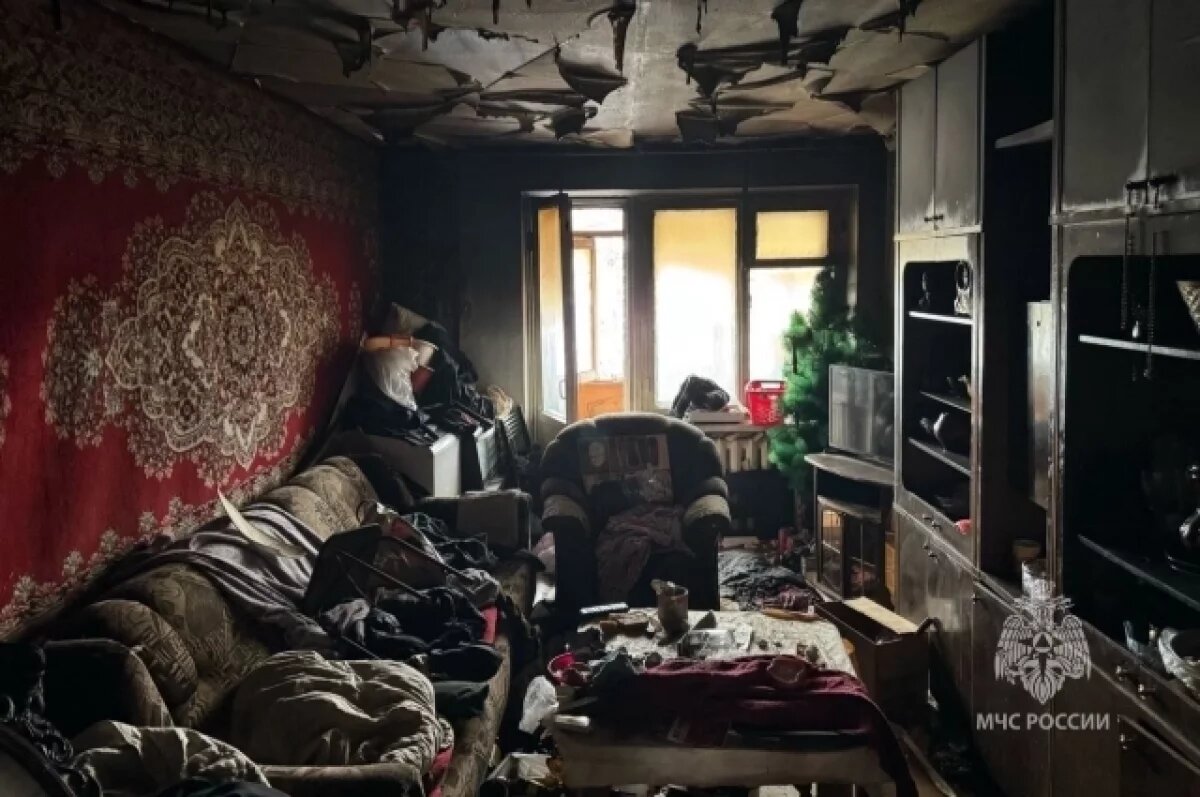    В Елизовском районе пожарные спасли троих человек из горящей квартиры