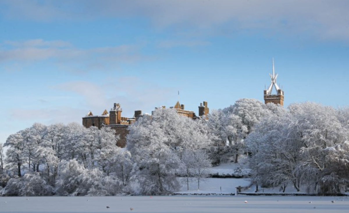 Дворец Линлитгоу зимой. Открытый источник