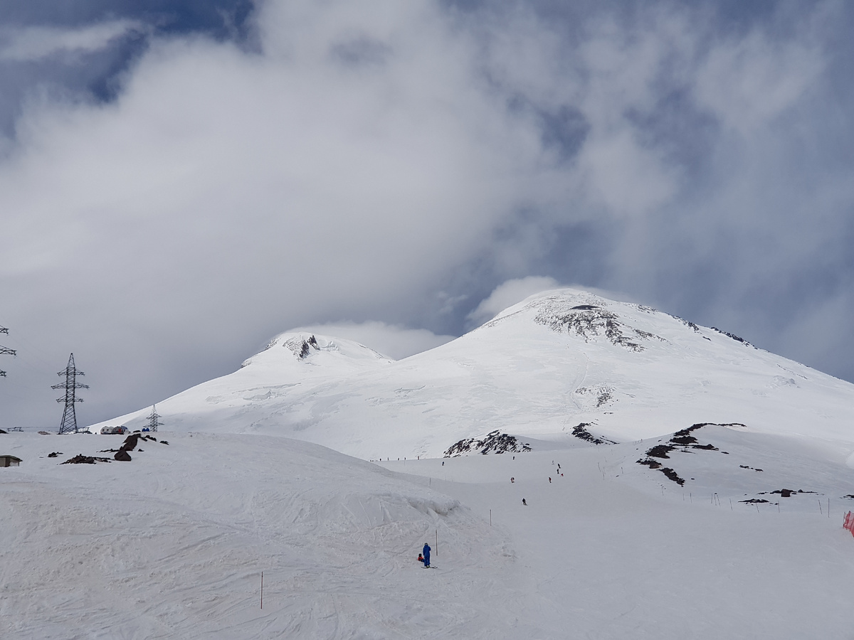 Эльбрус в нормальную погоду. Фото моё. Май того же 2021 года.