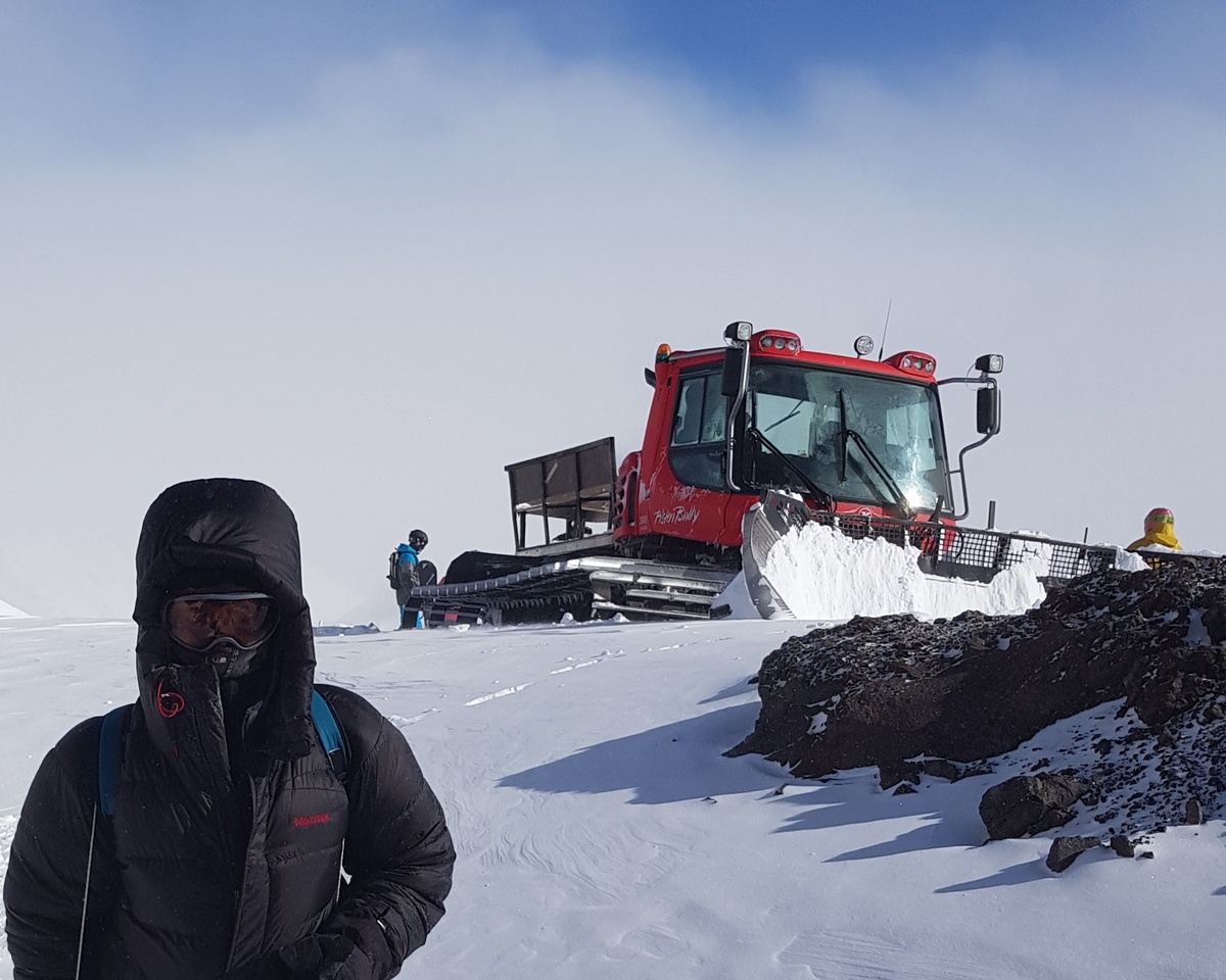 Ратрак - это платформа на широких гусеницах с кабиной только для водителя и кузовом, где на открытых скамейках может уместиться два десятка человек. Слева на фото - я, снимал друг. Февраль 2020 года.