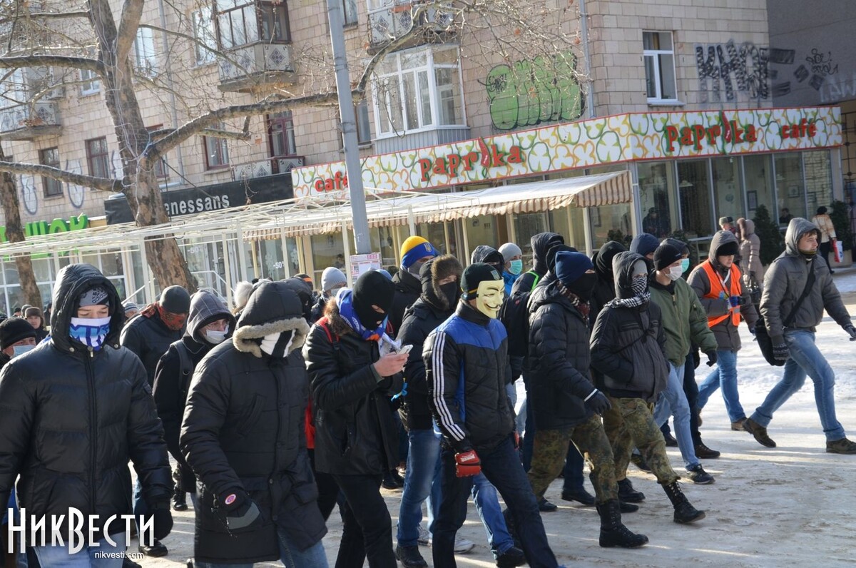 Правосеки и поддерживающая их молодежь идут на штурм облгосадминистрации Николаева